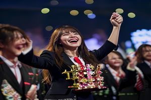 渚光希在颁奖典礼上手捧奖杯，神情激动而感恩，台下掌声雷动，是渚光希职业生涯重要的荣耀时刻