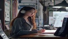 渚光希粉丝站主编苏晨曦的工作照，年轻女性，在明亮编辑室内专注审稿，专业而充满热情